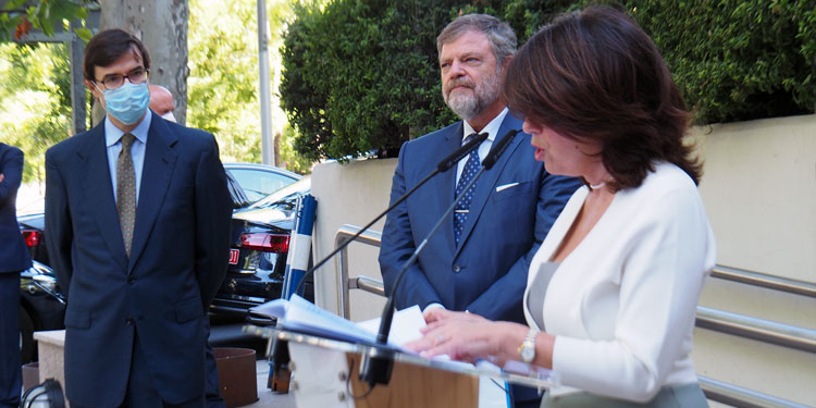 La embajadora de Croacia lee su discurso ante el embajador de Alemania y el secretario de Estado para la UE./ Fotos: Oficina del Parlamento Europeo en España