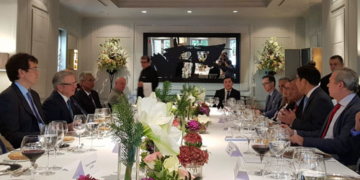 Los embajadores de Asia-Pacífico, durante el almuerzo celebrado ayer.