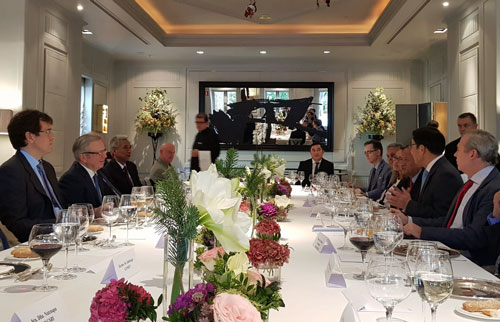 Los embajadores de Asia-Pacífico, durante el almuerzo celebrado ayer.