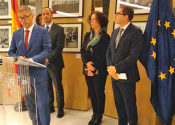 Los embajadores presentes en el acto con la ex ministra de Exteriores, Ana Palacios./ Foto: TD