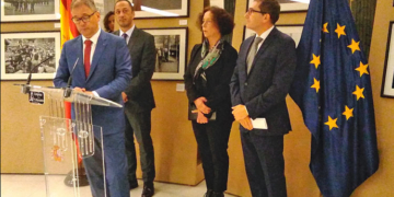 Los embajadores presentes en el acto con la ex ministra de Exteriores, Ana Palacios./ Foto: TD