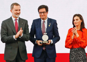 El presidente de Paradores, entre los Reyes, con el premio.