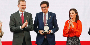 El presidente de Paradores, entre los Reyes, con el premio.