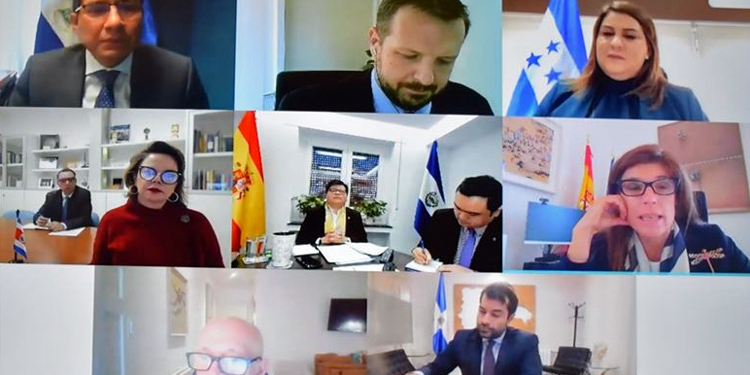 De izquierda a derecha: el embajador de Nicaragua; Antonio García, vocal asesor del Gabinete de la Secretaría de Estado de Cooperación Internacional; la embajadora de Honduras; la embajadora de Costa Rica; el embajador de El Salvador; la secretaria de estado de Cooperación Internacional; el embajador de Panamá; y el encargado de negocios de República Dominicana.