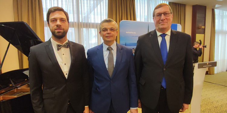 El embajador de Estonia muestra el apoyo de su país a Ucrania en su Fiesta Nacional