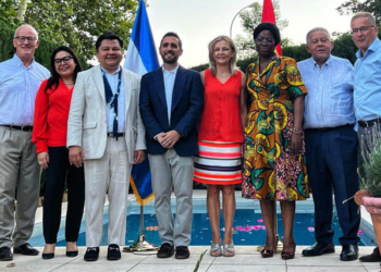 La Embajada de El Salvador promueve su moda y avances comerciales