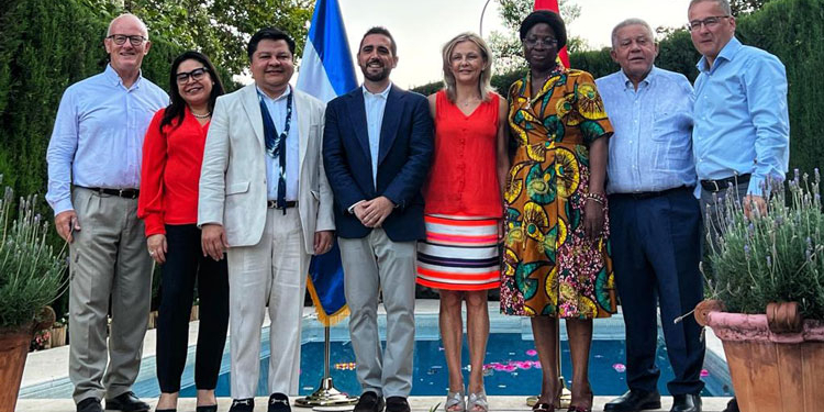 La Embajada de El Salvador promueve su moda y avances comerciales