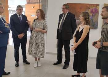 La artista ucraniana Irina Nosok muestra su obra a embajadores