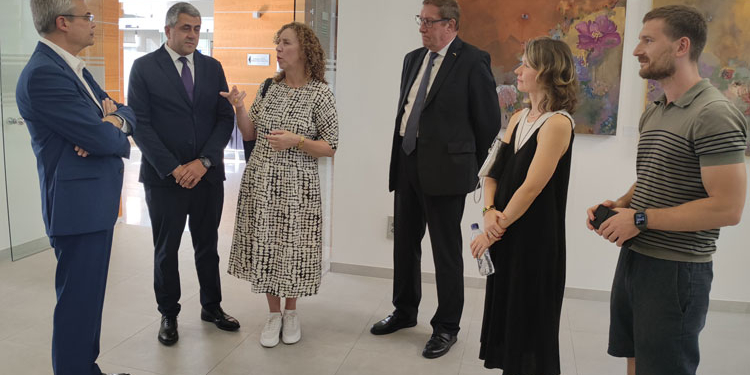 La artista ucraniana Irina Nosok muestra su obra a embajadores