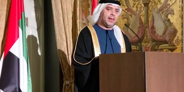 El embajador Majid al-Suwaidi durante su discurso.