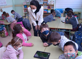 La Segunda Secretaria de la Embajada emiratí, Sara Al Mahri, conversa con los alumnos del centro educativo./ Foto: Twitter/@UAEEmbassyES