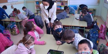 La Segunda Secretaria de la Embajada emiratí, Sara Al Mahri, conversa con los alumnos del centro educativo./ Foto: Twitter/@UAEEmbassyES