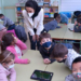 La Segunda Secretaria de la Embajada emiratí, Sara Al Mahri, conversa con los alumnos del centro educativo./ Foto: Twitter/@UAEEmbassyES