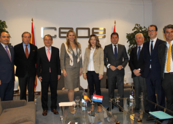 La ministra paraguaya y ya la secretaria de Estado española, en el centro, con los participantes en el encuentro./ Foto: CEOE