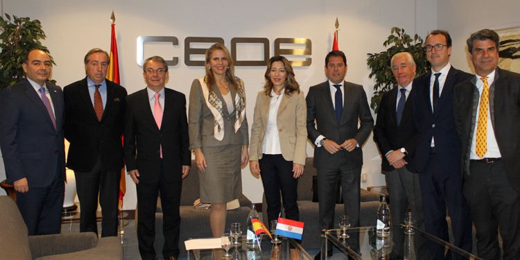 La ministra paraguaya y ya la secretaria de Estado española, en el centro, con los participantes en el encuentro./ Foto: CEOE