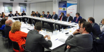 Un momento del encuentro con Fernando Garcia Casas, embajador en Brasil./ Foto: Club de Exportadores e Inversores