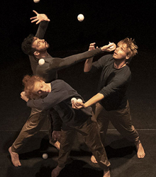 Tres malabaristas en el circo ‘Entre Noeuds’, de la Cie Circographie