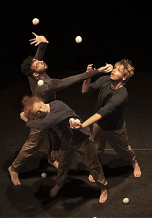 Tres malabaristas en el circo ‘Entre Noeuds’, de la Cie Circographie