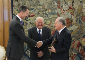 El Rey entrega el II Premio Enrique V. Iglesias al colombiano Luis C. Sarmiento