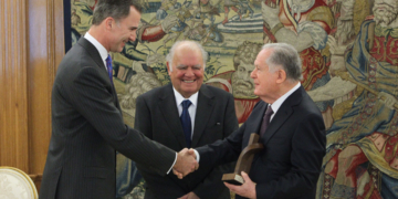 El Rey entrega el II Premio Enrique V. Iglesias al colombiano Luis C. Sarmiento