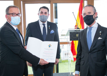 El embajador checo recibe la Medalla de Honor de la Nobleza Asturiana
