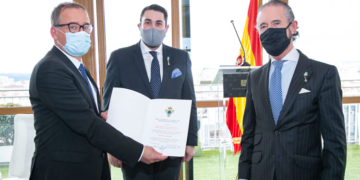 El embajador checo recibe la Medalla de Honor de la Nobleza Asturiana