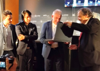 El embajador Ricardo Alfonsín condecora al exfutbolista argentino Burruchaga