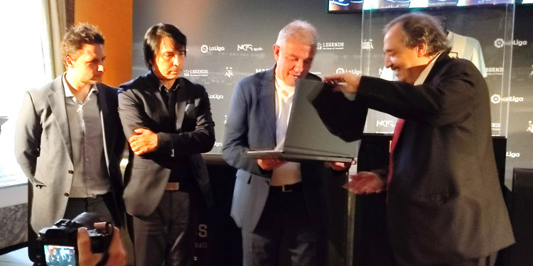 El embajador Ricardo Alfonsín condecora al exfutbolista argentino Burruchaga