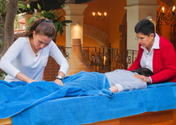 Erika Leyva, a la izquierda, atiende a un enfermo, con su madre y fundadora de CMT, Catalina Mendoza./ Foto: CMT