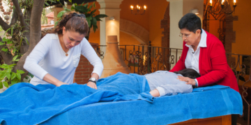 Erika Leyva, a la izquierda, atiende a un enfermo, con su madre y fundadora de CMT, Catalina Mendoza./ Foto: CMT