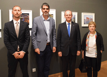 El embajador eslovaco inaugura la exposición de Struhár en San Sebastián