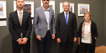 El embajador eslovaco inaugura la exposición de Struhár en San Sebastián