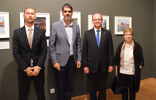 El embajador eslovaco inaugura la exposición de Struhár en San Sebastián