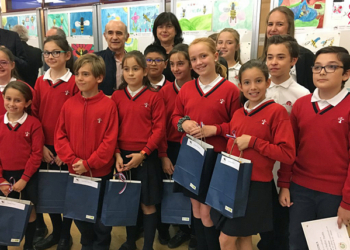 La embajadora eslovena con los escolares participantes en el concurso y sus profesores./ Foto: AR