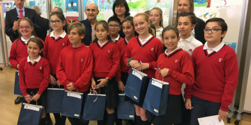 La embajadora eslovena con los escolares participantes en el concurso y sus profesores./ Foto: AR