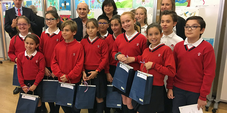 La embajadora eslovena con los escolares participantes en el concurso y sus profesores./ Foto: AR