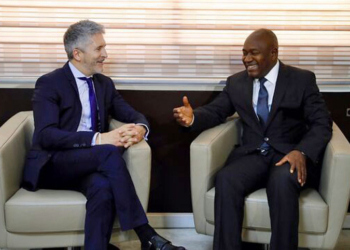 Grande-Marlaska con su colega marfileño, Diakité Sidiki.