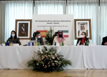 Un momento del debate presencial en la Embajada de Kuwait.