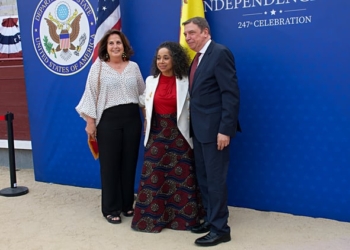 La embajadora de EEUU insta a rechazar los discursos de odio contra la inmigración