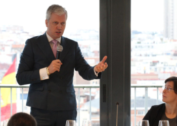 El vicesecretario general de Desarrollo económico Viljar Lubi, junto con la embajadora de Estonia Mariin Ratnik, presentando el programa. / Foto: Augusto González.