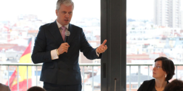 El vicesecretario general de Desarrollo económico Viljar Lubi, junto con la embajadora de Estonia Mariin Ratnik, presentando el programa. / Foto: Augusto González.