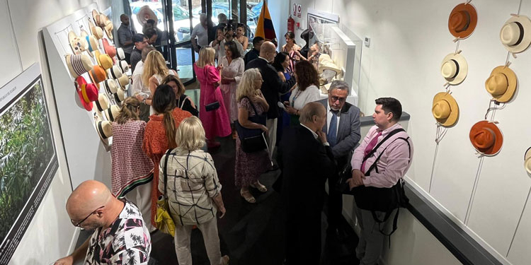 La Embajada ecuatoriana exhibe los sombreros paja toquilla a diplomáticos