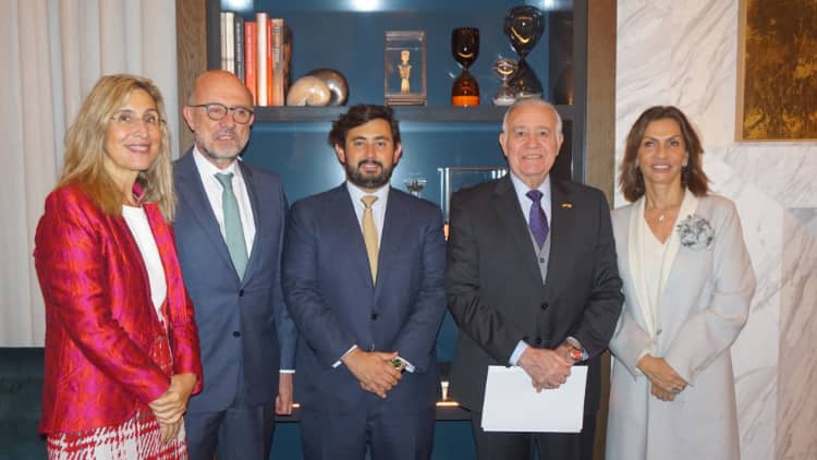 Núria Vilanova, President of CEAPI; Juan López-Dóriga, Spanish Ambassador to Mexico; Borja Escalada, CEO of RHL Properties; Valentín Diez Morodo, International Honorary President of CEAPI and President of COMCE; and Ximena Caraza, Director General of the Casa de México in Spain / Photo: CEAPI