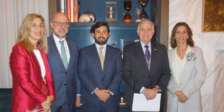 Núria Vilanova, presidenta de CEAPI; Juan López-Dóriga, embajador de España en México; Borja Escalada, CEO de RHL Properties; Valentín Diez Morodo, presidente de honor internacional de CEAPI y presidente de COMCE; y Ximena Caraza, directora general de la Casa de México en España./ Foto: CEAPI