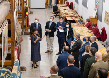 La presidenta de The Legacy y comisaria de la exposición, Eva García, con los invitados a la inauguración. /Foto: Real Fábrica de Tapices