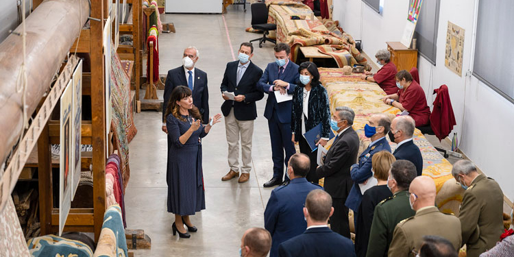La presidenta de The Legacy y comisaria de la exposición, Eva García, con los invitados a la inauguración. /Foto: Real Fábrica de Tapices