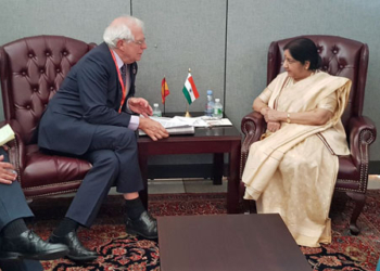 Josep Borrell y Sushma Sawaraj, durante el encuentro que mantuvieron el pasado mes de septiembre en Nueva York./ Foto: MAEC