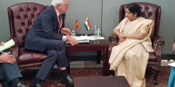 Josep Borrell y Sushma Sawaraj, durante el encuentro que mantuvieron el pasado mes de septiembre en Nueva York./ Foto: MAEC