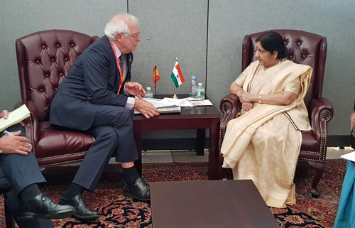 Josep Borrell y Sushma Sawaraj, durante el encuentro que mantuvieron el pasado mes de septiembre en Nueva York./ Foto: MAEC