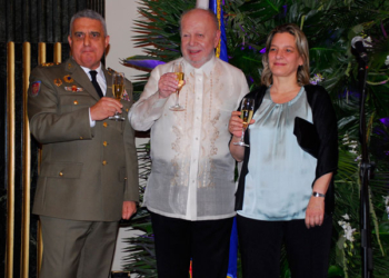 El embajador brinda con las autoridades españolas que asistieron a la recepción.